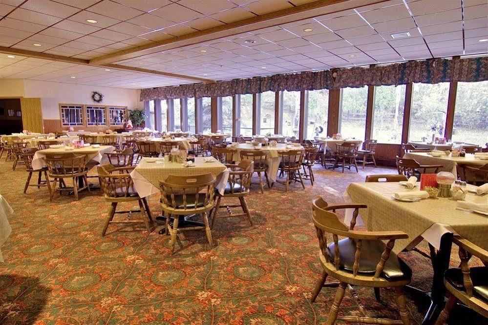 Voyageur Inn And Conference Center Reedsburg Ресторант снимка